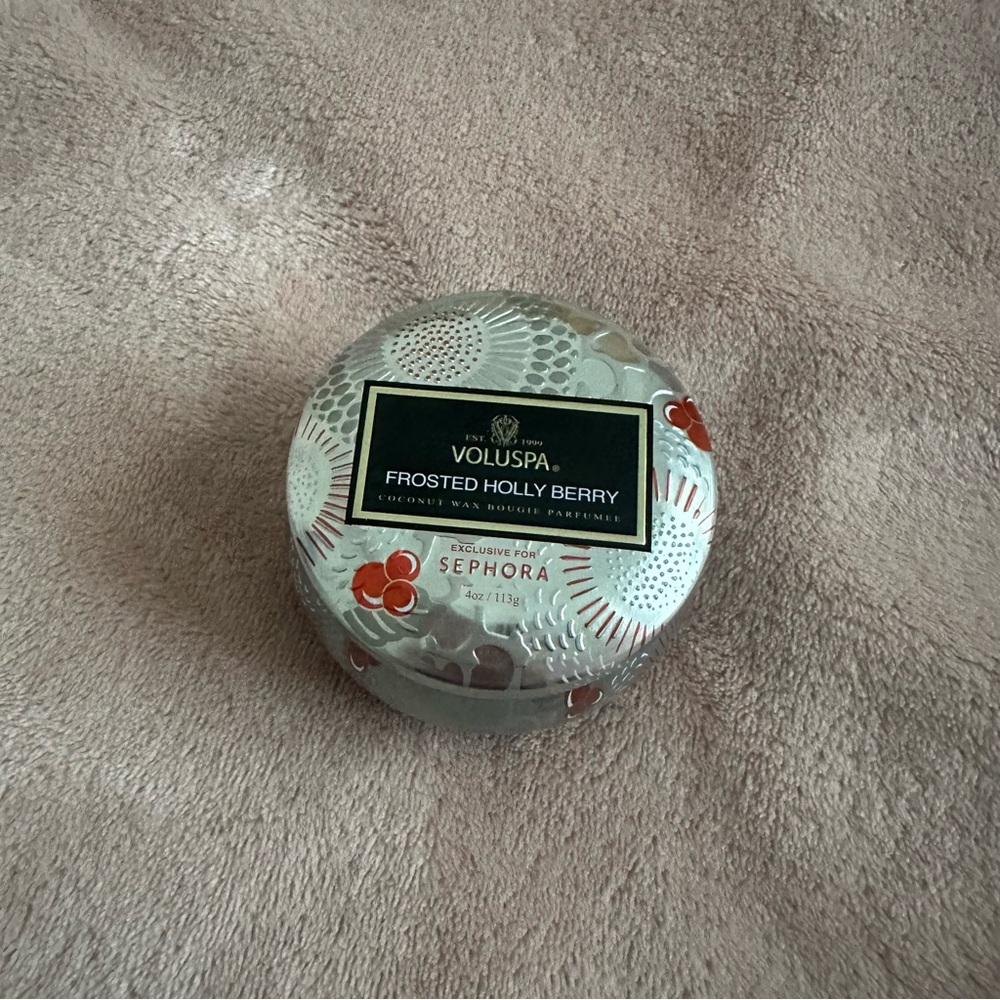 NEW Voluspa Frosted Holly Berry 4oz